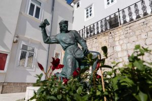 Spomenik jurja dalmatinca u gradu pagu 0660